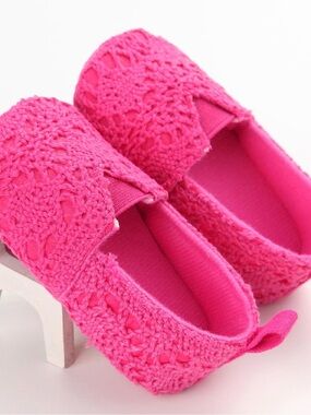 Baby Girls hot pink Crochet Pointed Booties — SOFT SOLE